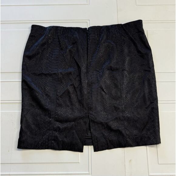 Lane Bryant Size 22 Snake Skin Pattern Black Mini Skirt with Back Slit - Picture 4 of 6